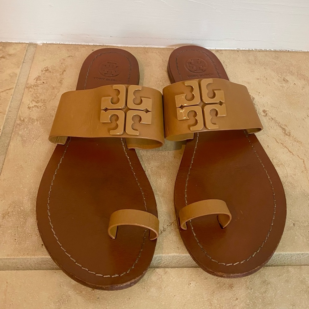 Tory Burch Lowell leather logo toe-ring sandal in “blond” (tan) color